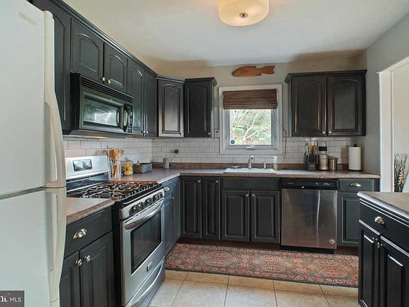 4th image of 39 Hershey Ct