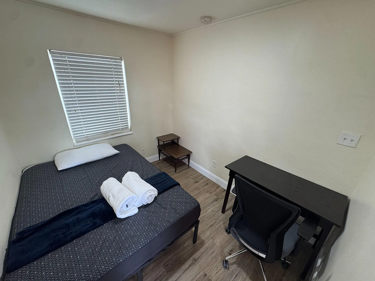 3 bed, 1.0 bath, 600 sqft, $905 — Photo 3