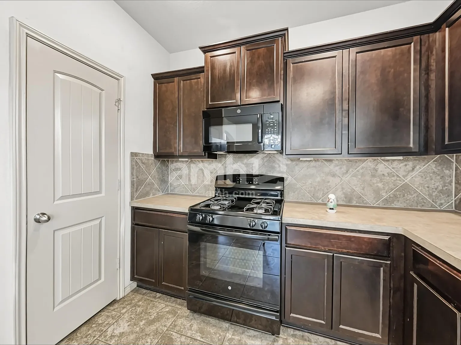 3 bed, 2.5 bath, 1761 sqft, $1,940 — Photo 3
