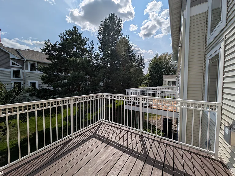 594 Sutherland Dr — Photo 21