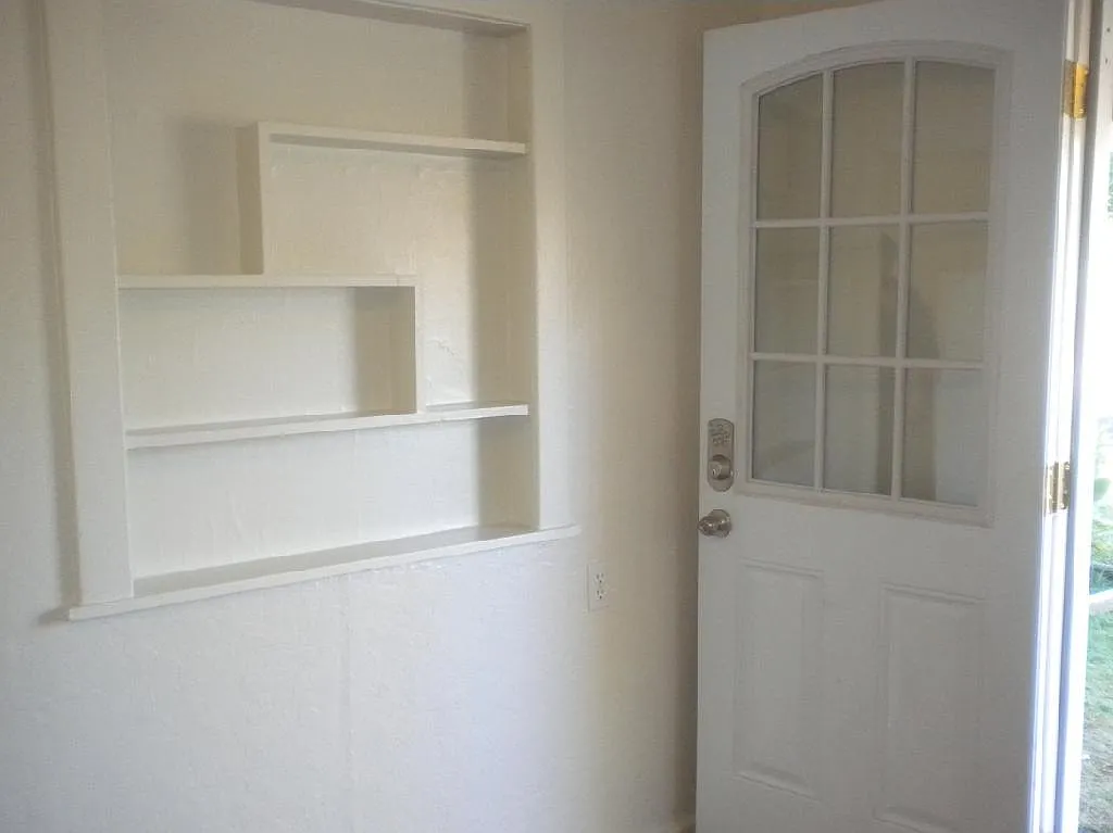 1 Bedroom Duplex Minutes From Downtown — Photo 3