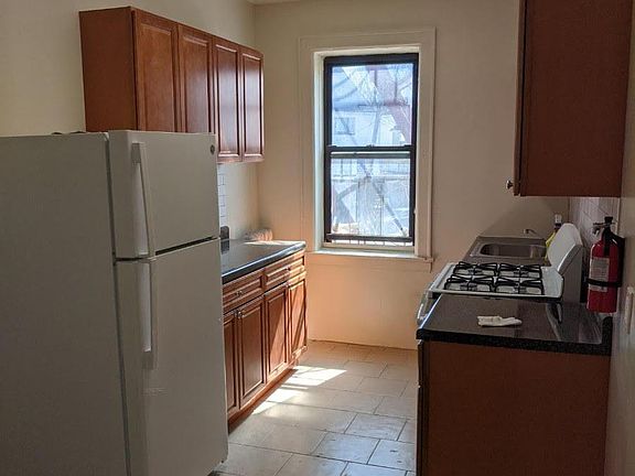 4th image of 253 W 1st St