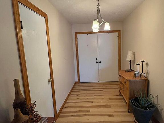 2nd image of 202 Lynne Ln