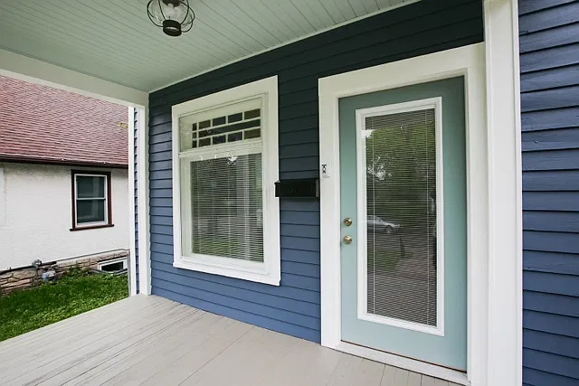 Fully updated house just steps to shopping and restaurants — Photo 1