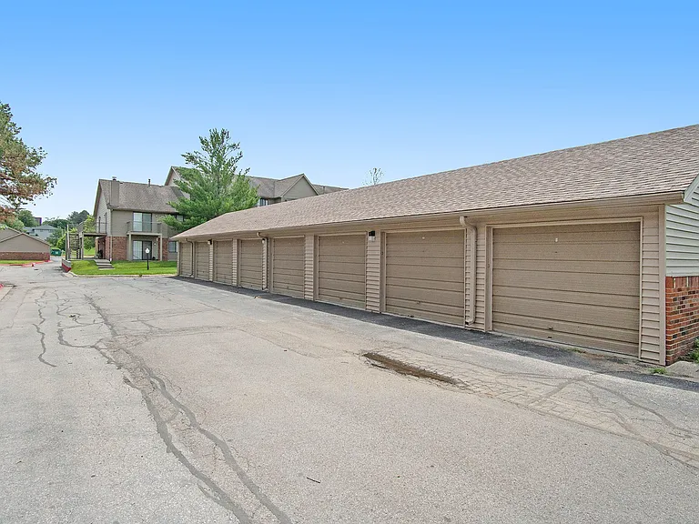 Raintree Apartments — Photo 35
