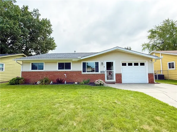 4713 Meadow Ln, Lorain, OH 44055