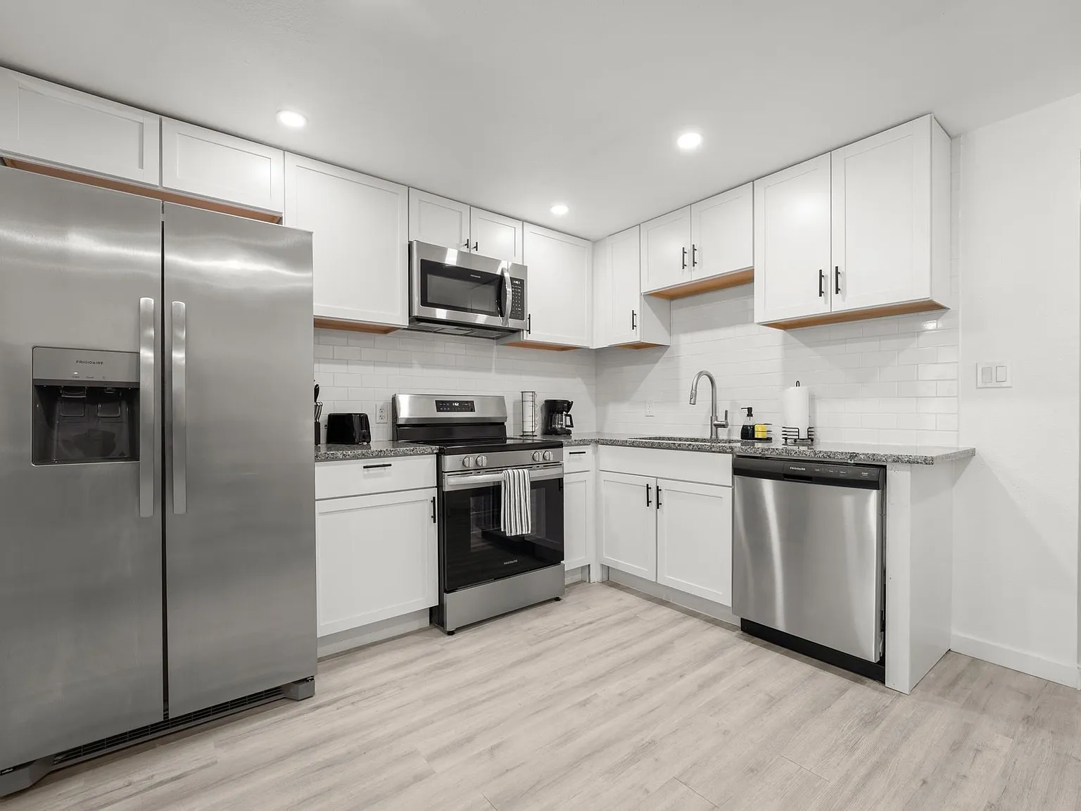 2 bed, 1.0 bath, 900 sqft, $2,400 — Photo 2