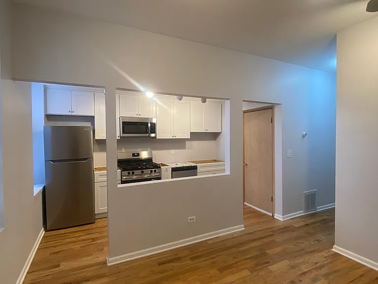 1110 N Hermitage Ave #1R — Photo 3