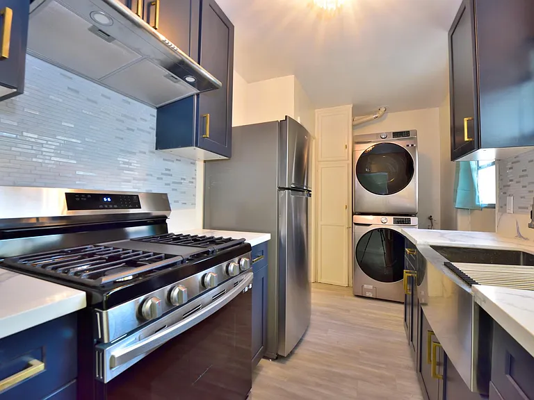 fully upgraded kitchen, in-unit washer dryer