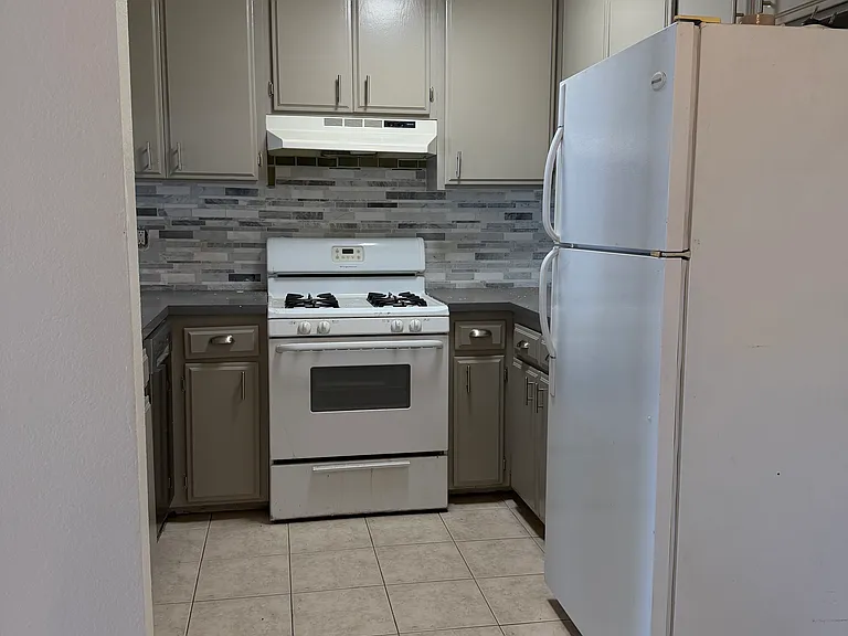 1801 W Victory Blvd #109 — Photo 11