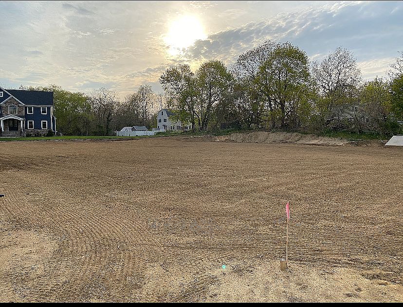 2nd image of 423 S Jamesport Ave