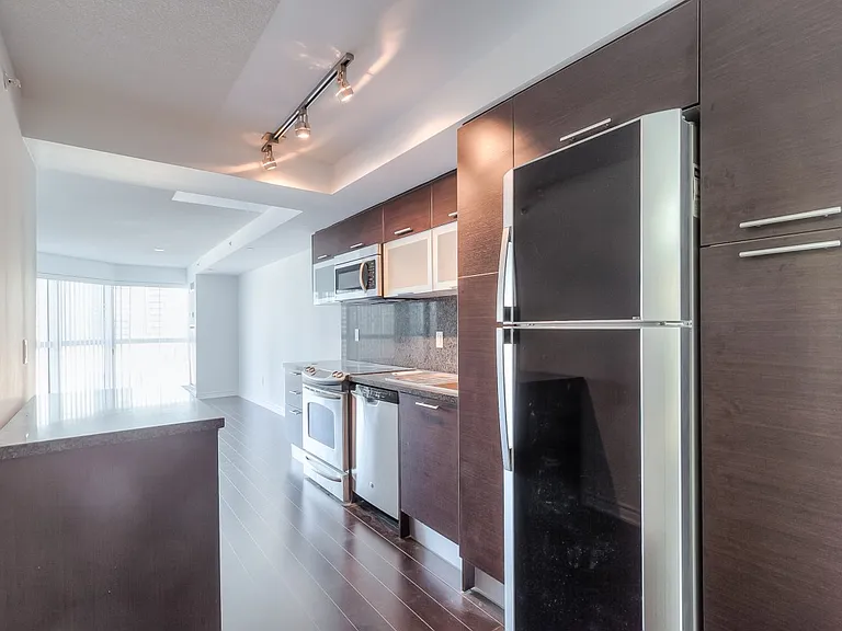 386 Yonge St #1816 — Photo 4