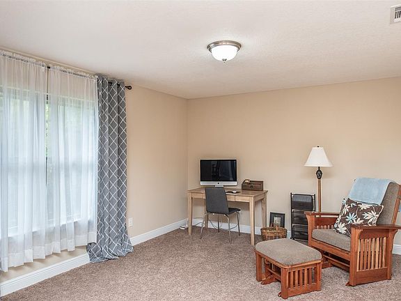 4th image of 1008 Blackhawk Ct