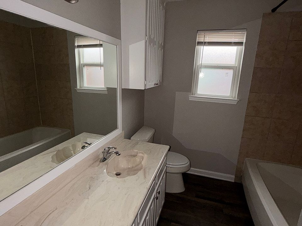 1st image of 2418 Parkside Dr
