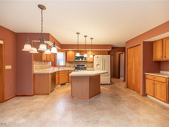 2nd image of 125 Edgewater Dr