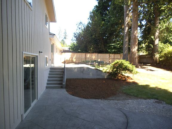 5th image of 3330 SE Ash Ave
