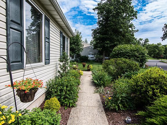 2nd image of 42 Pinecrest Dr