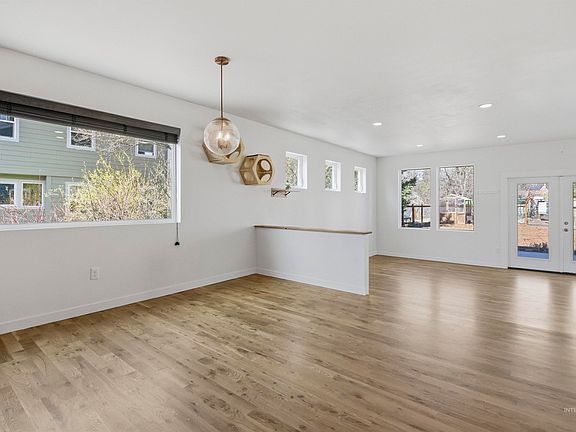 5th image of 856 E 8th St