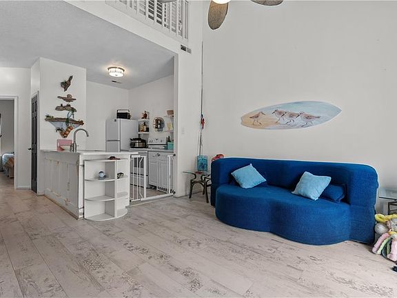 2nd image of 865 Little Bay Ave APT 4