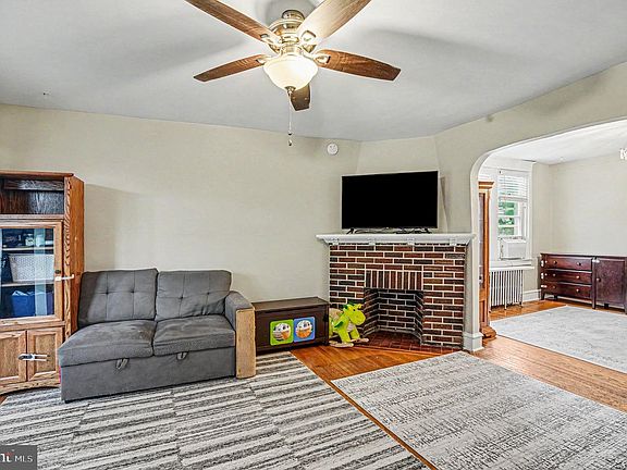 5th image of 627 Roxborough Ave