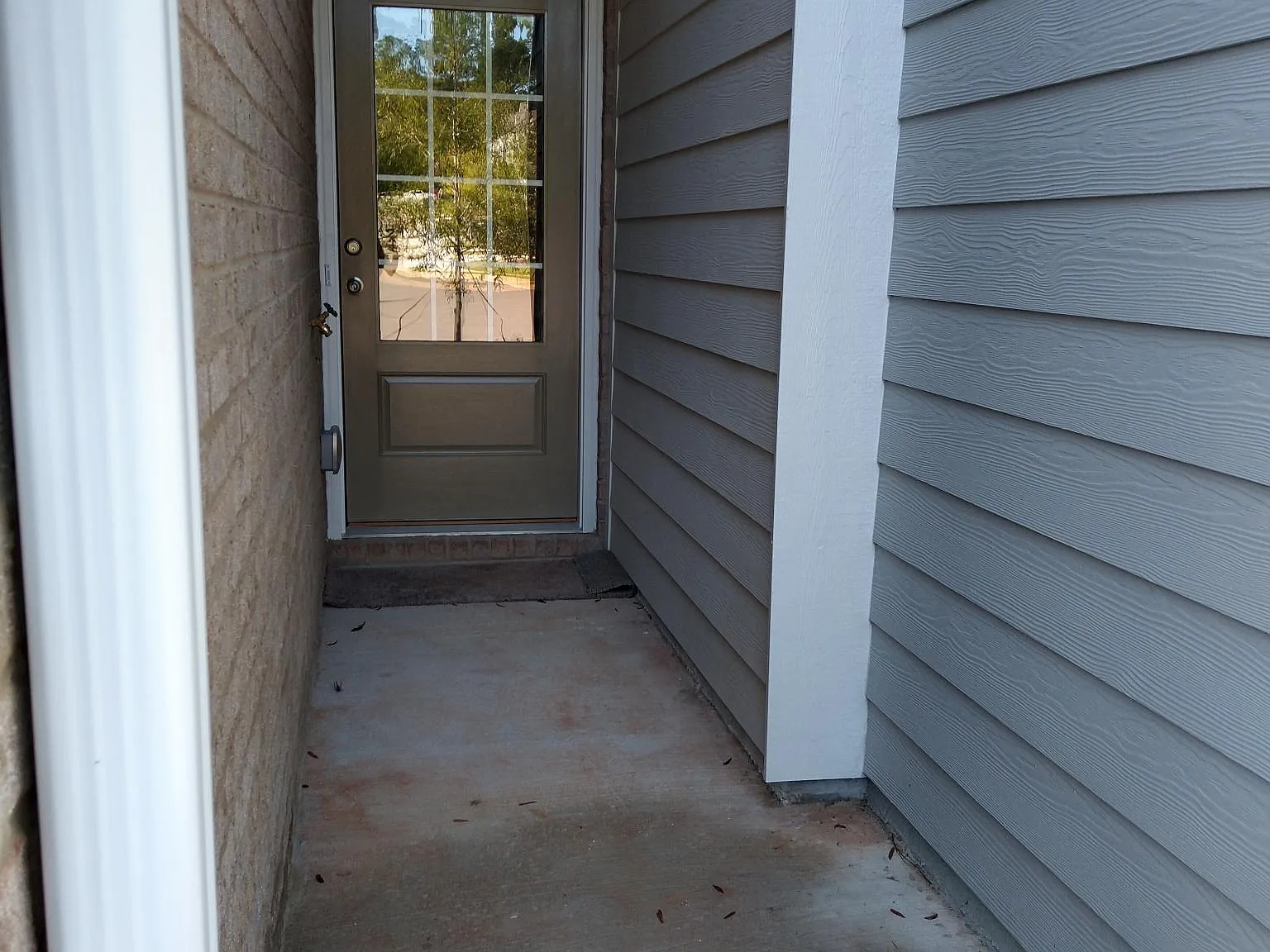 3 bed, 2.5 bath, 2100 sqft, $2,049 — Photo 3
