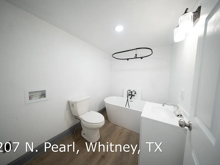 207 N Pearl St — Photo 1