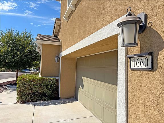 2nd image of 1660 Camellia Ln