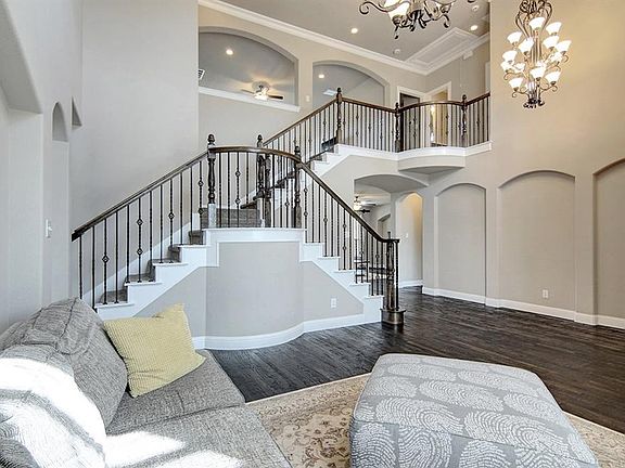 3rd image of 15842 Willowbrook Ln