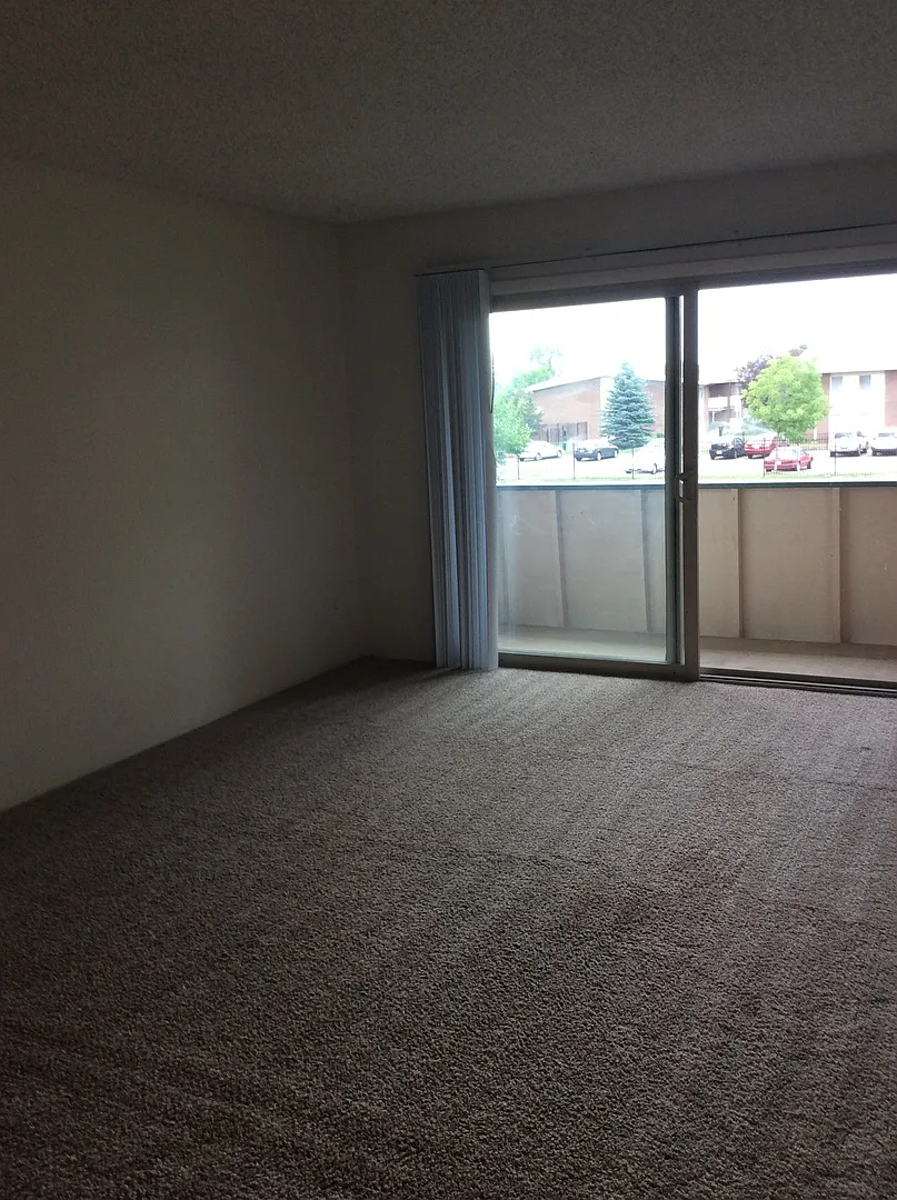 2 bed 2 bath condo with community pool and on site parking! — Photo 4