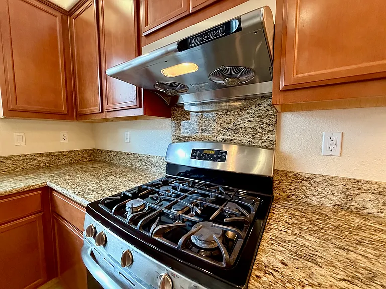 2100 Beech Cir — Photo 15