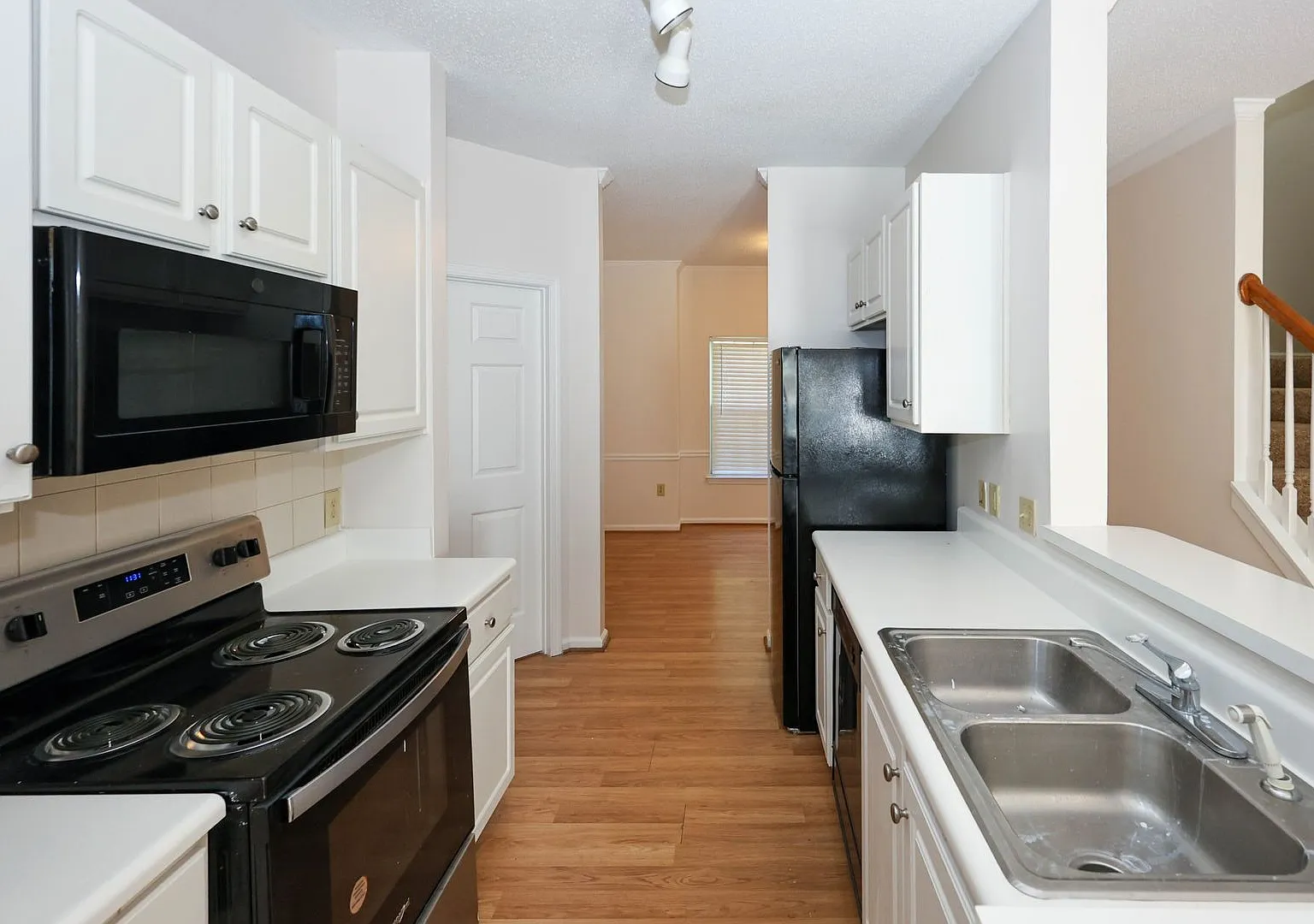 Beautiful 3 Bedroom Townhome — Photo 2