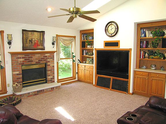 137 Laurel living room