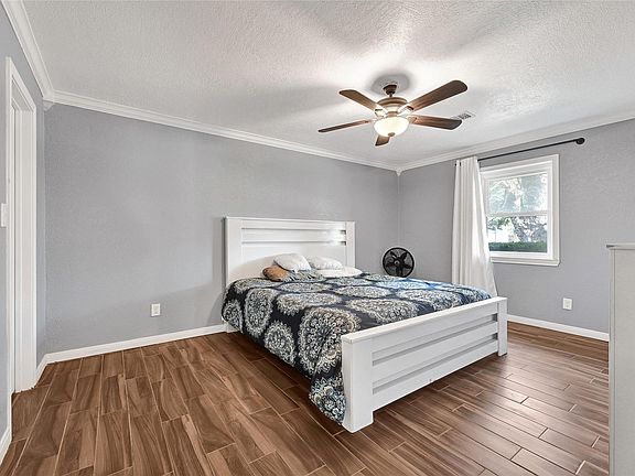3rd image of 4902 Green Willow Ln