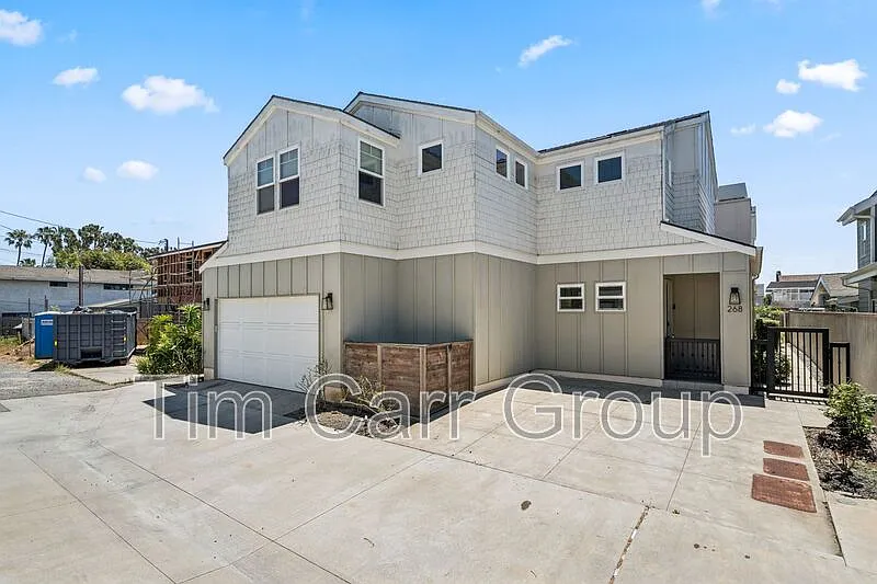 4 bed, 3.5 bath, 2644 sqft, $7,995 — Photo 2
