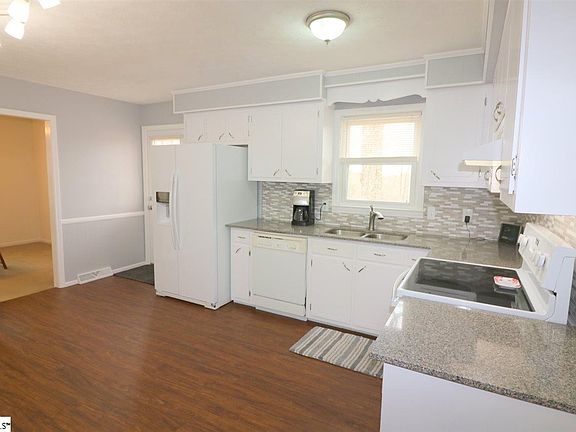 4th image of 200 Keene Dr