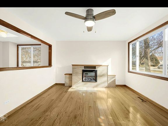 3rd image of 105 E Red Oak Ave