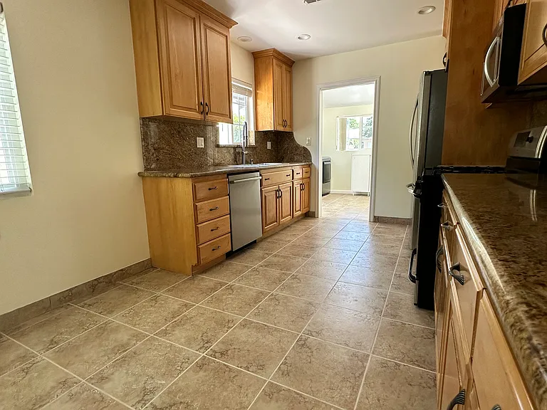 14552 Runnymede St — Photo 34