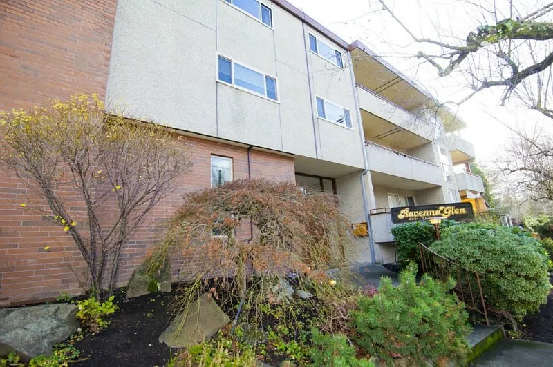 Solid, quality 60's construction in popular Ravenna. Convenient location...walk to Third-Place books, numerous bistros and your favorite restaurants. Close to Whole Foods, U Viilage and U. W. On busline