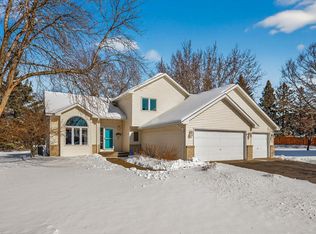 1157 Ridge Bluff Ct, Chaska, MN 55318