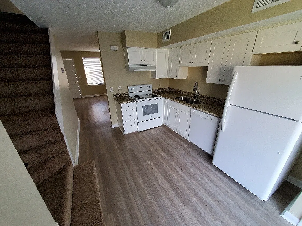 2 bed, 1.5 bath, 884 sqft, $1,395 — Photo 4