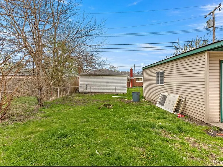 33151 Florence St — Photo 16