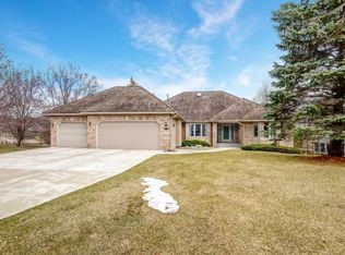 10405 Shelter Grv, Eden Prairie, MN 55347