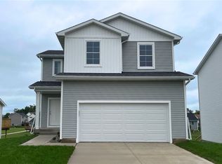 2916 Sayre Dr, Norwalk, IA 50211