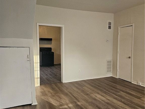 2nd image of 215 S Dunlop St