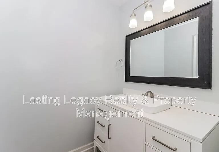 2325 15th St NE — Photo 3