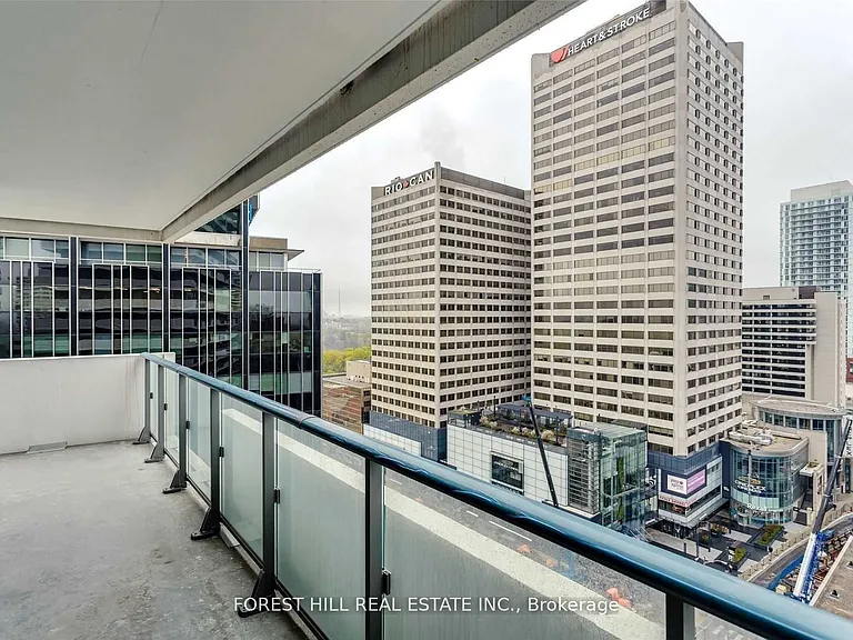 2221 Yonge St #5211 — Photo 13