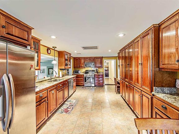 3rd image of 286 Lower Country Dr