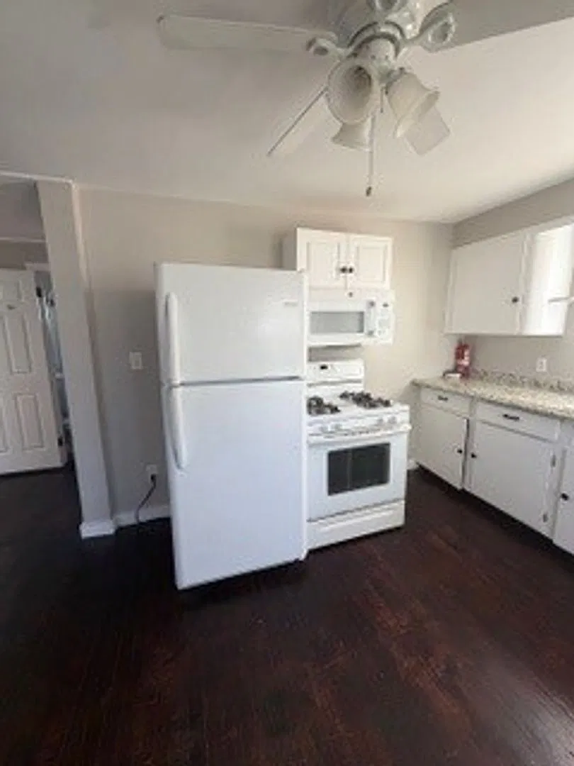 Charming 3-bedroom Home — Photo 4