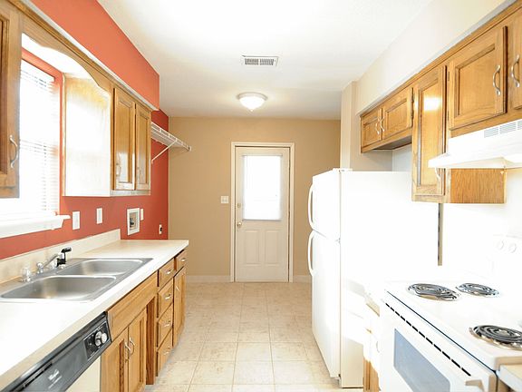 2nd image of 720 NE Barnes Dr APT A