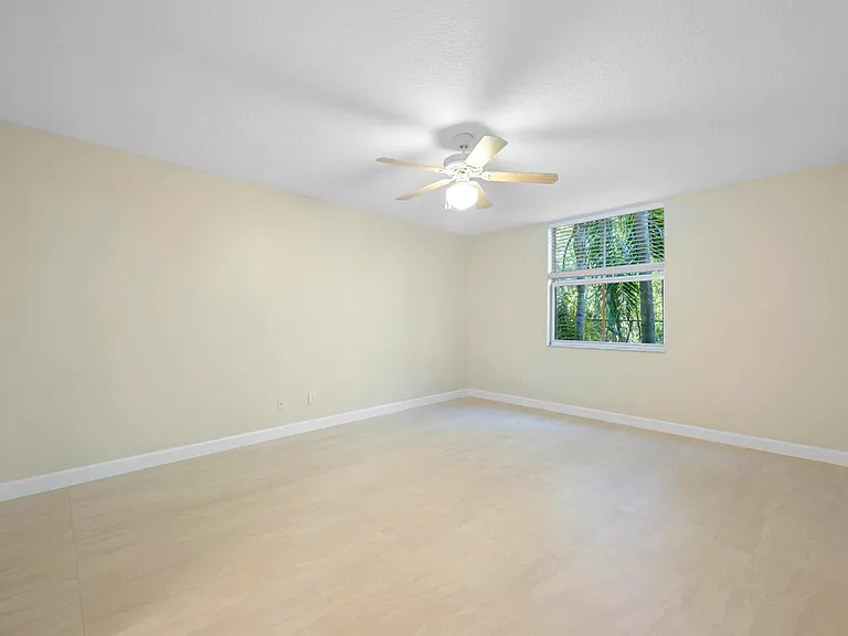 619 E Sheridan St #106 — Photo 14